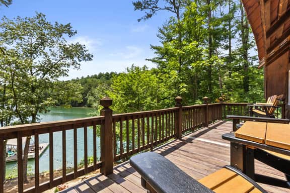 Lakeshore Lodge - Image 4